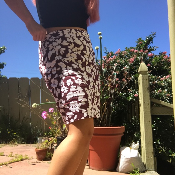 🌸 Burgundy Floral Skirt 🌸 - Picture 3 of 3